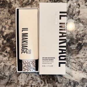 IL MAKIAGE Skin Exfoliating Treatment in White and Black